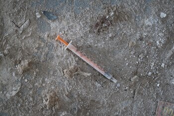 Una jeringuilla en una piscina