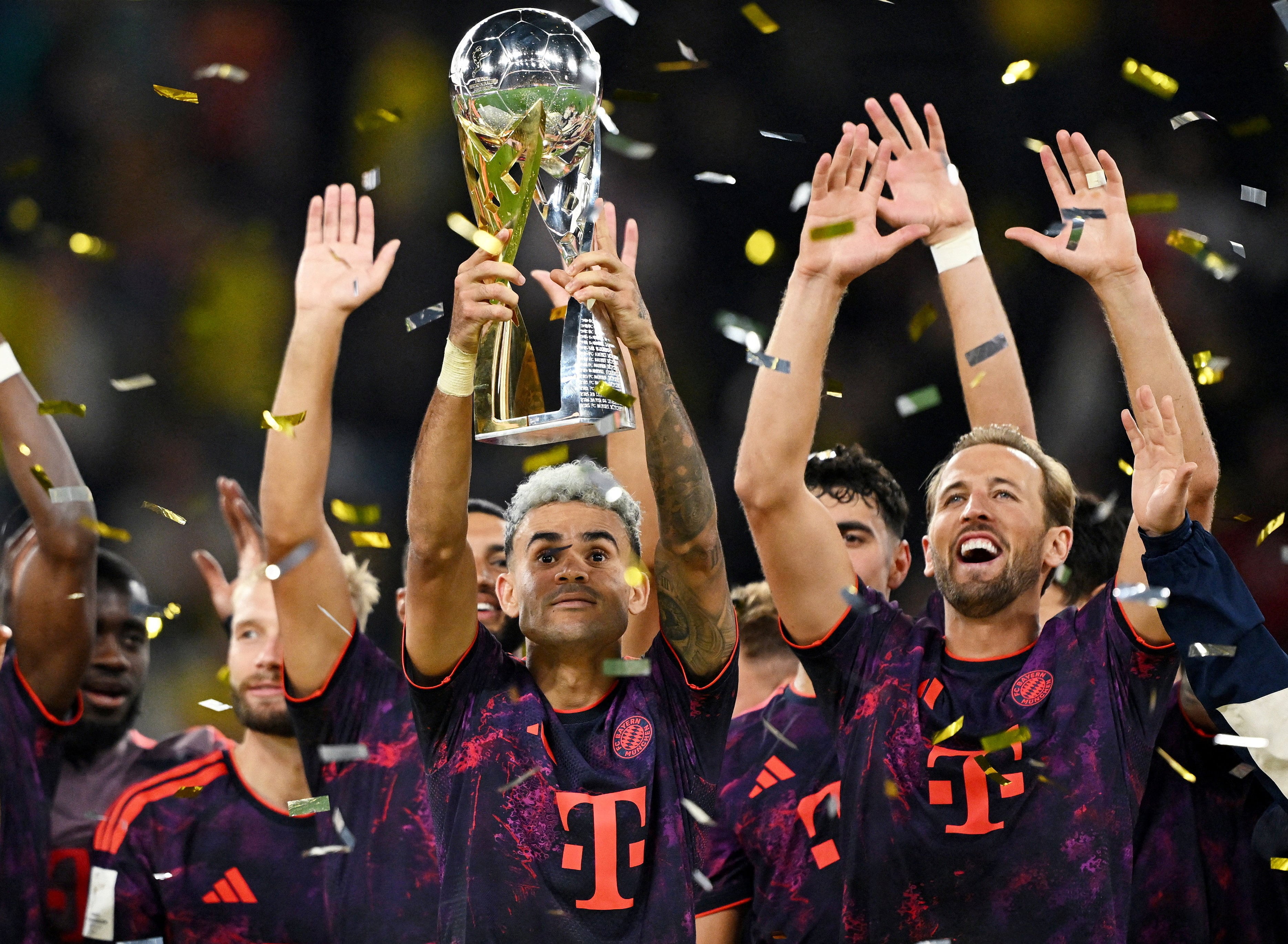 Luis Díaz, del Bayern Múnich, levanta el trofeo junto a Harry Kane y sus compañeros tras ganar la final de la Supercopa DFL-crédito Teresa Kroeger/REUTERS