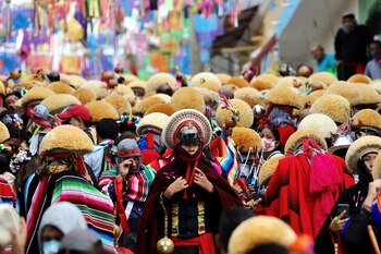 Las personas que visten trajes de baile tradicional "parachico" se reúnen durante el Gran Festival de Chiapas mientras México registra números récord de casos diarios de COVDI-19 (Foto: Reuters)