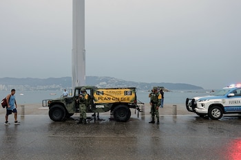 Soldados del Ejército mexicano vigilan