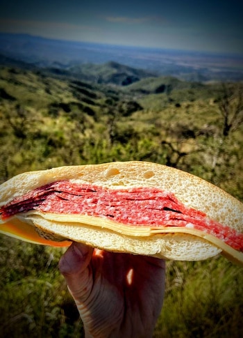El sándwich de salame picado