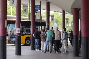 Varias personas en la estación de autobuses 'Fabra i Puig' de Barcelona (Lorena Sopêna - Europa Press)