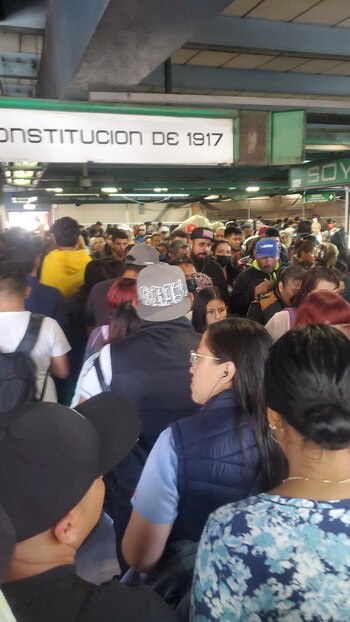 Filas de pasajeros imposibilitan el