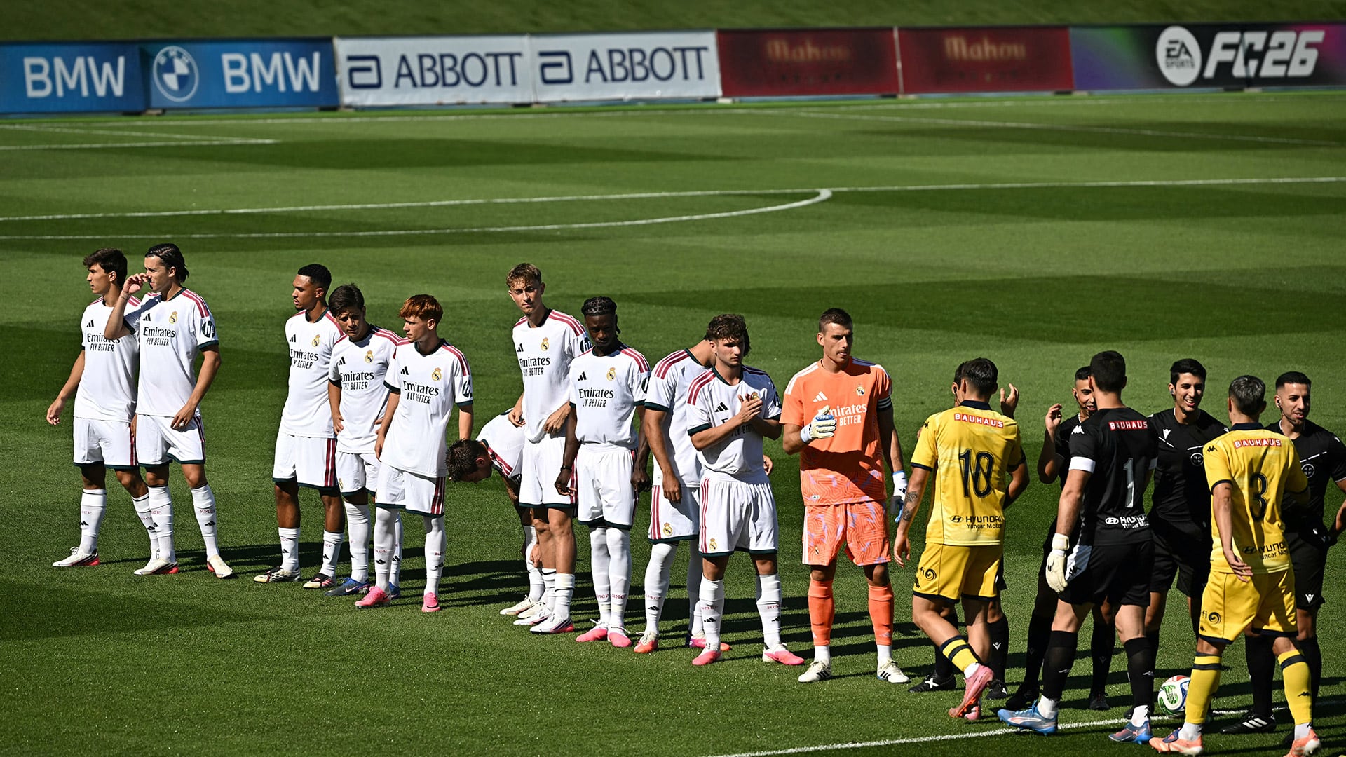 El club valora que el argentino gane experiencia en Europa sin cláusulas que habiliten su salida definitiva (Photo by Javier SORIANO / AFP)
