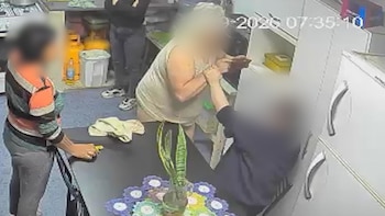 Video: denunciaron a una mujer de 71 años por maltratar y golpear con un palo a su hijo con síndrome de Down en Chaco