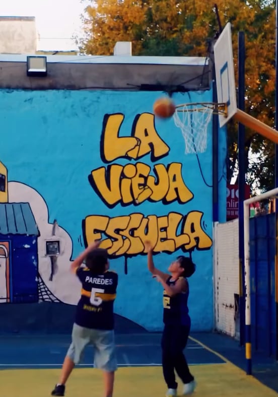 Las imágenes del Lotus E20 que conducirá Colapinto estuvieron acompañadas con referencias al club Xeneize