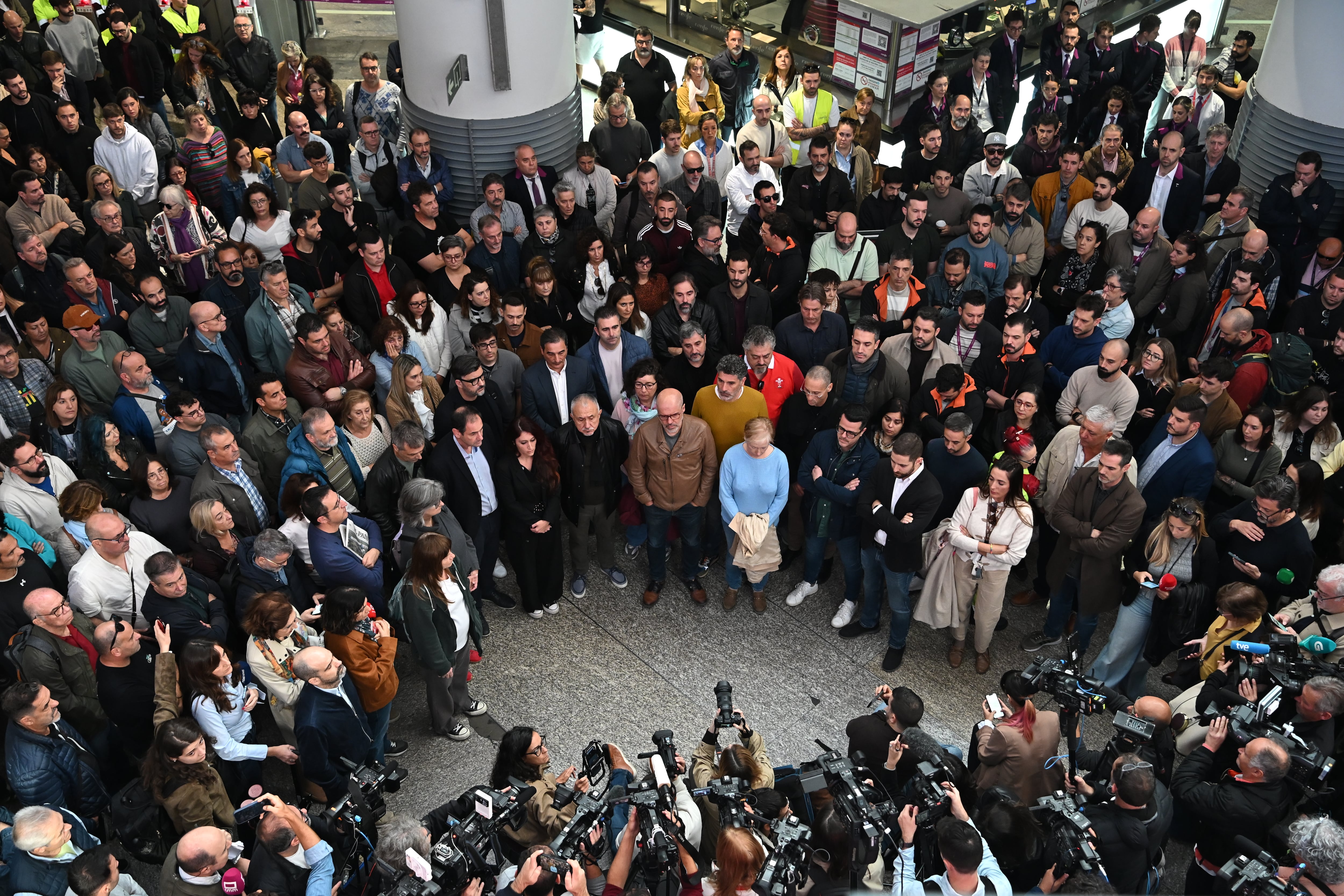 Minuto de silencio en la Estación de Atocha de Madrid por las víctimas del accidente ferroviario de Urda (Toledo), este jueves. (Fernando Villar/EFE)