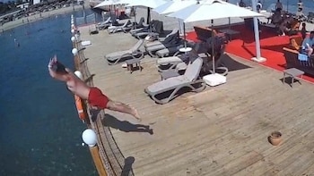 Un turista murió tras arrojarse de cabeza desde el muelle de un hotel en una zona de 50 centímetros de profundidad