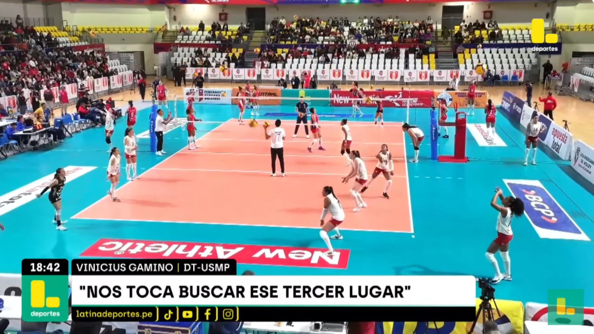 Jugadoras realizan el calentamiento en el Polideportivo de Villa El Salvador.