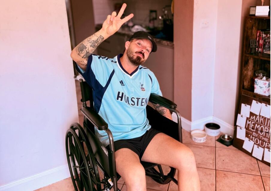 Michael Archer atribuyó durante años la debilidad muscular y la pérdida de audición al estrés y a la edad, hasta que los médicos detectaron un tumor cerebral causado por neurofibromatosis tipo 2 (Michael Archer Instagram)