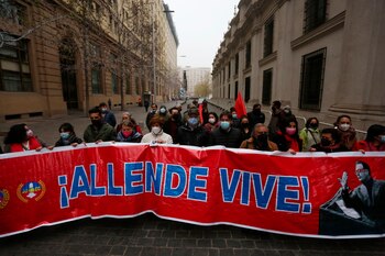 Año con año, personas afines al régimen de Salvador Allende marchan en Chile para recordarlo (Foto: Elvis González/EFE)