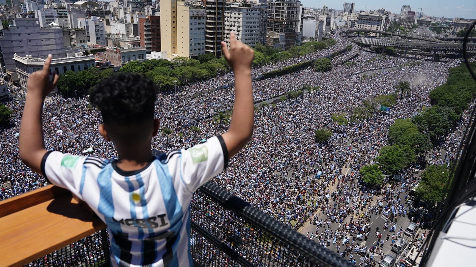 En los festejos por la Selección convivieron quienes habían celebrado en 1978 con adolescentes que pisaban por primera vez ese ritual colectivo. (Franco Fafasuli)
