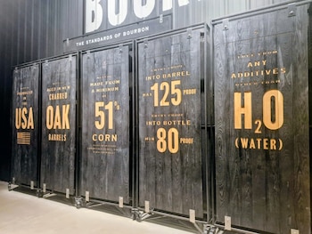 El bourbon es siempre whiskey, pero el whiskey no es siempre bourbon: requiere producirse en territorio norteamericano, con al menos el cincuenta y uno por ciento de maíz, en barricas nuevas de roble americano carbonizadas que no se pueden reciclar (Foto: F.P.)