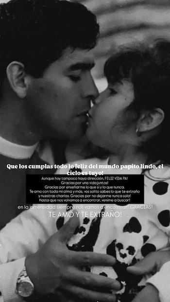 Fotografía en blanco y negro de un hombre que besa a una niña en brazos, acompañada de un texto superpuesto en letras blancas