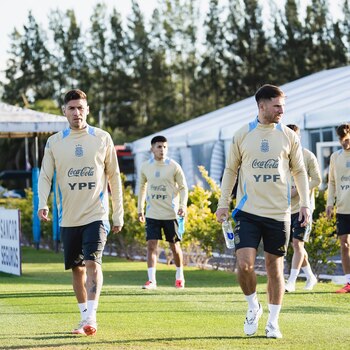 Gonzalo Montiel, Alexis Mac Allister y detrás asoma Thiago Almada (@afaseleccion)