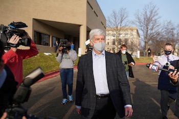 El ex gobernador de Michigan, Rick Snyder fue apuntado entre los responsables del envenenamiento del agua en Flint (Ryan Garza/Detroit Free Press/USA TODAY NETWORK via REUTERS)