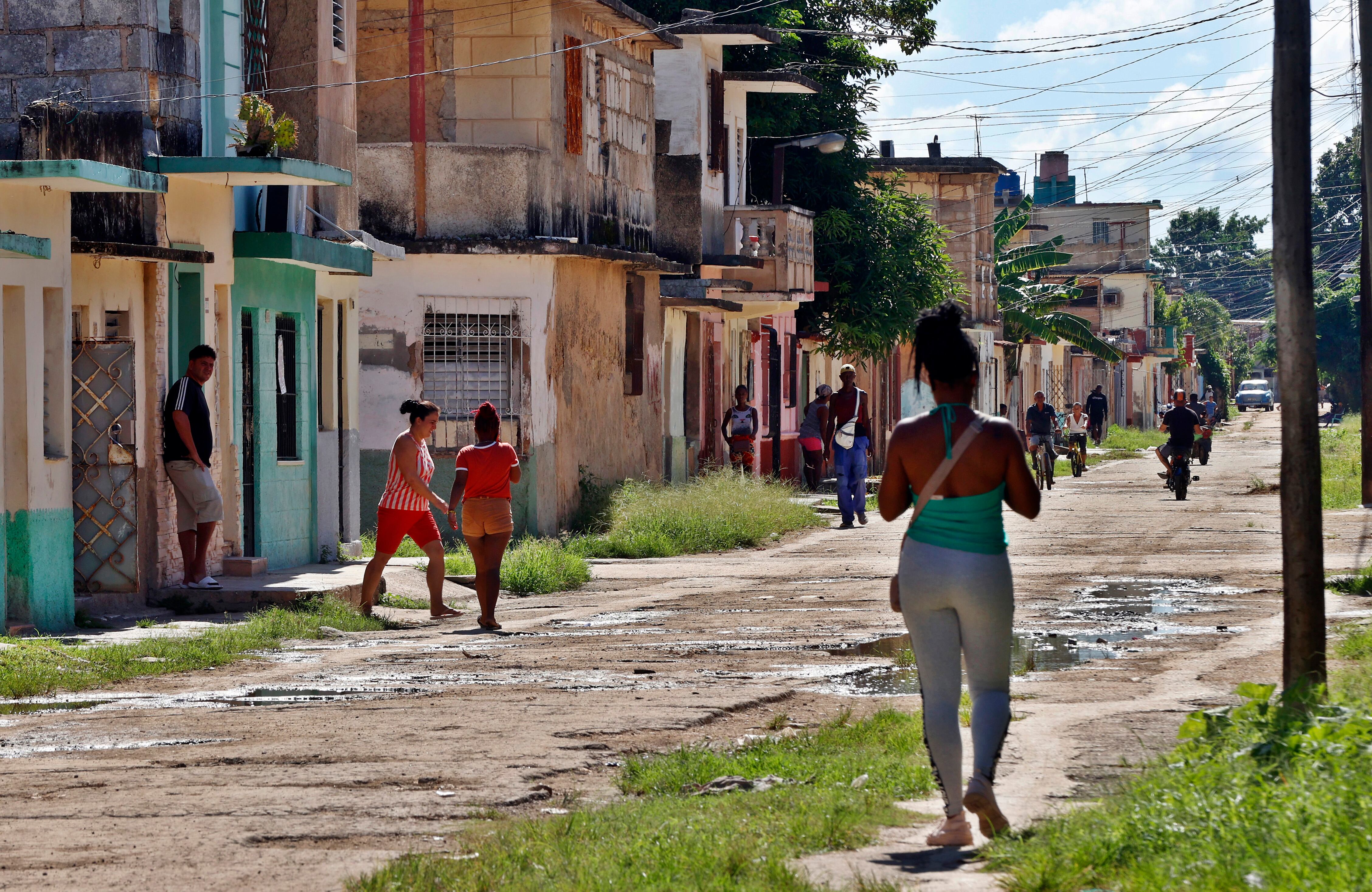 Personas caminan por una calle en Cárdenas (EFE/Ernesto Mastrascusa)