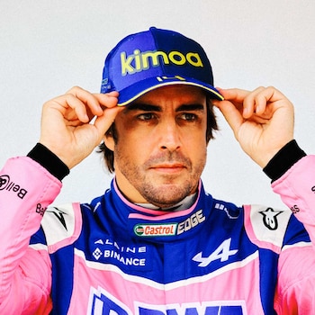 Fernando Alonso posando para su
