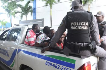 Agentes de policía acompañan a