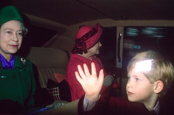 Otros tiempos. Era 1990 y la reina Isabel II lleva en su auto a un pequeño príncipe Harry. A su lado, la Reina madre (Shutterstock)