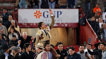 Autoridades presentan carteles de la