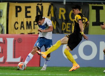 Hernán de la Fuente (i), en un partido con Vélez. EFE/Raúl Martínez/Archivo