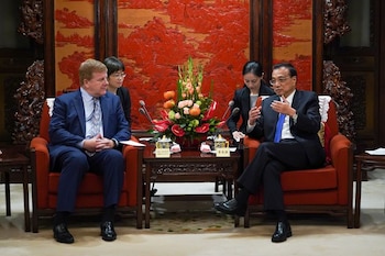 Foto de archivo. El primer ministro chino, Li Keqiang, y el vicepresidente ejecutivo de la Cámara de Comercio de EEUU, Myron Brilliant, sostienen una reunión con un grupo de empresarios estadounidenses en Zhongnanhai, en Pekín, China. 10 de septiembre de 2019. Andrea Verdelli/Pool vía REUTERS.