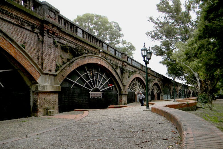 La escultura que causó la muerte de Marcela Iglesias estaba instalada de forma ilegal y presentaba graves deficiencias de seguridad, según peritajes oficiales.