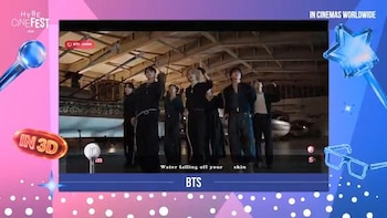Integrantes del grupo BTS vestidos de negro bailan en una pantalla rodeada por marcos del festival HYBE CineFest e íconos de anteojos 3D