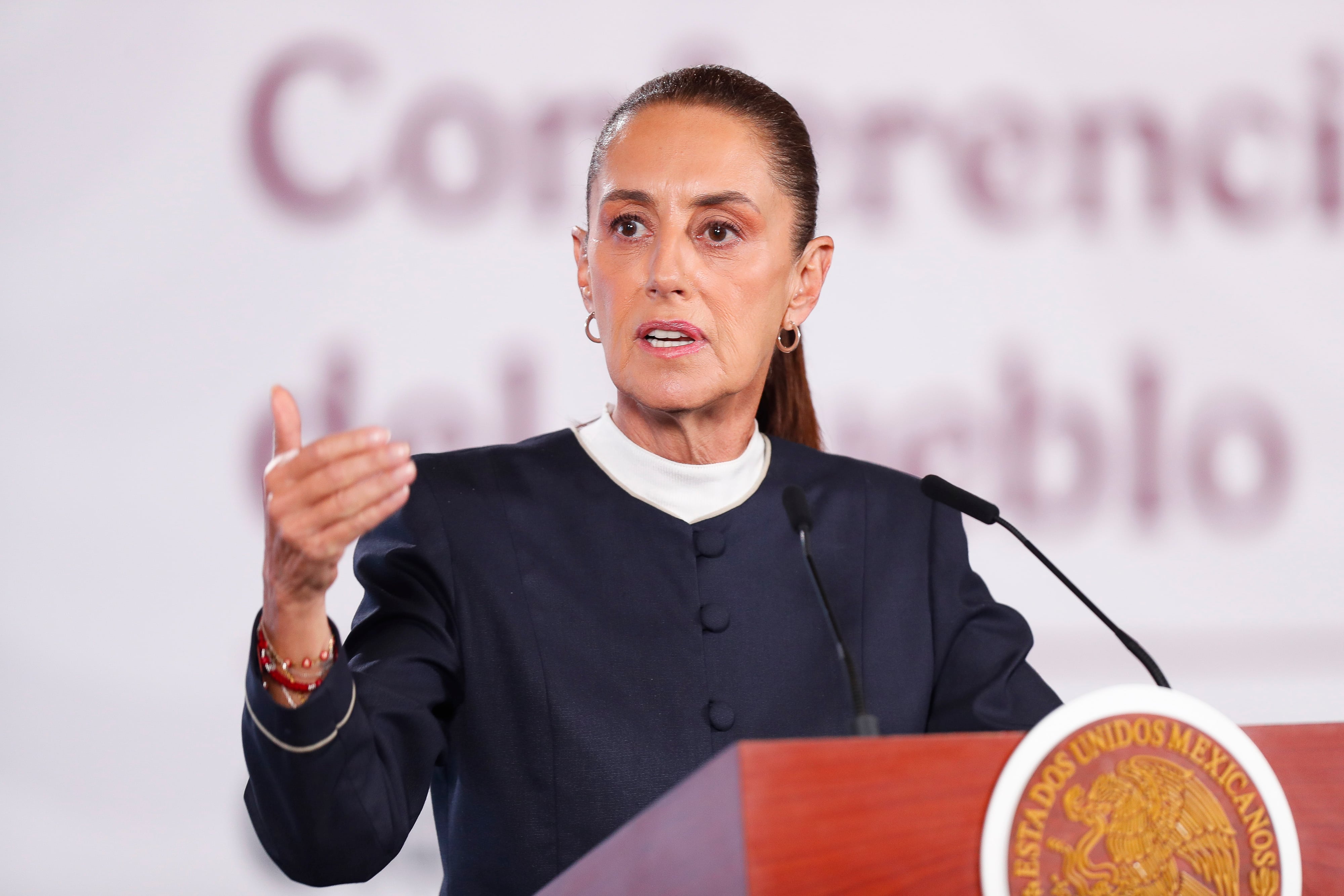 Sheinbaum presume el avance del salario mínimo: pasó de 2 mil 800 a casi 9 mil 600 pesos.
EFE/Isaac Esquivel