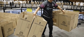La Registraduría priorizó el envío de tarjetones al exterior y despachó primero material electoral hacia el Reino Unido y zonas de Asia - crédito EFE