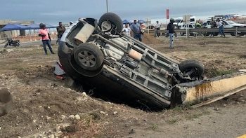 Accidente en la Vía al Mar: conductor resultó herido tras volcar su camioneta entre Crespo y La Boquilla