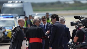 Illa felicita al Papa por su primera etapa del viaje al recibirlo en Barcelona