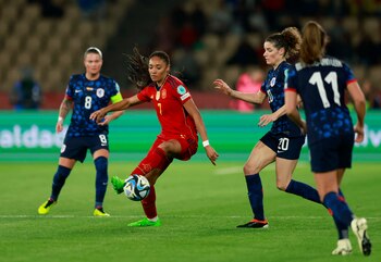 Salma Paralluelo ante Países Bajos