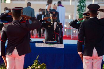 Soldados haitianos hacen el saludo