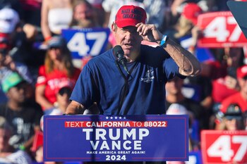 Quaid compara a Trump con