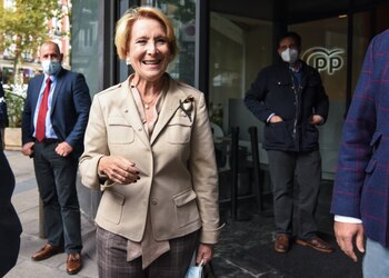 29-10-2021 La expresidenta de la Comunidad de Madrid y del Senado, Esperanza Aguirre, a su llegada a una reunión del Comité de Dirección del PP, a 29 de octubre de 2021, en Madrid, (España). El encuentro se produce un día después de la condena realizada por la Audiencia Nacional al Partido Popular al considerar que las obras de reforma del cuartel general del partido en la calle Génova de Madrid se pagaron en parte con dinero de contabilidad extraoficial en los años en los que Luis Bárcenas era gerente (1990-2008) y tesorero (2008-2009). La Audiencia Nacional ha concluido que Barcenas "gestionó los fondos en metálico aportados a la formación política como donaciones privadas a través de una contabilidad paralela --contabilidad 'b'- de cuyo ingreso y gasto no se dejó constancia en la contabilidad oficial, ni por tanto fueron fiscalizadas por el Tribunal de Cuentas".
POLITICA
Gustavo Valiente - Europa Press