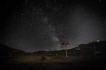 Cielo estrellado en una estación