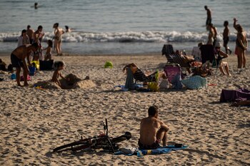 Bañistas en la playa, a