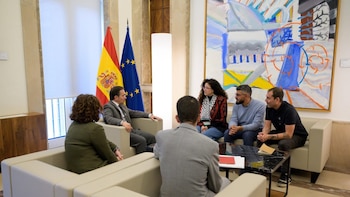 Albares se reúne con la pareja del español de la flotilla a Gaza detenido por Israel