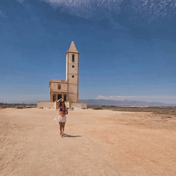 Isabel Jiménez en la iglesia de Las Salinas de Cabo de Gata en una imagen de redes sociales. (Instagram @isabeljimenezt5)