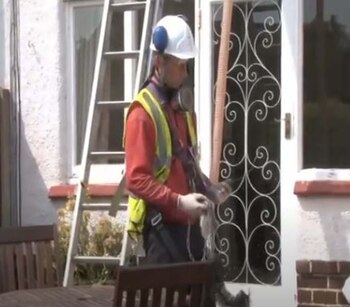 Lee Roche trabajando como obrero