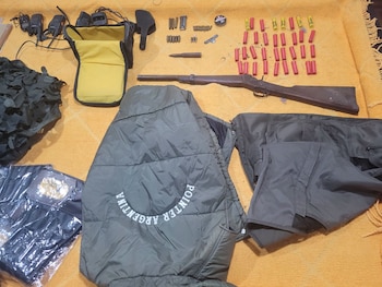 En los procedimientos secuestraron armas de fuego, armas blancas, cartuchería, teléfonos celulares, documentación, vestimenta y dinero en efectivo