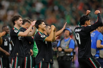 Jugadores de México celebran triunfo ante Corea del Sur. EFE/ Francisco Guasco