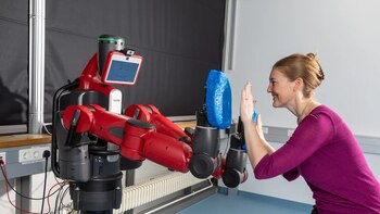 El robot que puede abrazar a los humanos “sintiendo” cariño