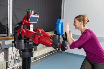 Robot que abraza a los humanos Fuente: © Axel Griesch