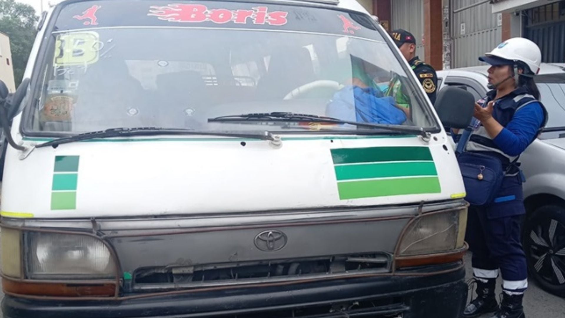 Dos choferes realizaron maniobras temerarias con pasajeros a bordo para intentar evadir el control y posteriormente abandonaron sus vehículos - Créditos: ATU.