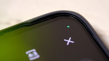 Qué significa el punto verde que aparece en la pantalla de tu celular y cuándo debes prestarle atención