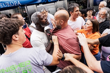 Decenas de personas increpan a Bertrand Ndongo durante la acampada en por la vivienda en la Puerta del Sol. (Carlos Luján/Europa Press)