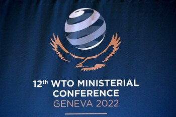 FOTO DE ARCHIVO: Un logotipo en la sede de la Organización Mundial del Comercio (OMC) antes de la Conferencia Ministerial (MC12) en Ginebra, Suiza, el 12 de junio de 2022. REUTERS/Denis Balibouse/File Photo